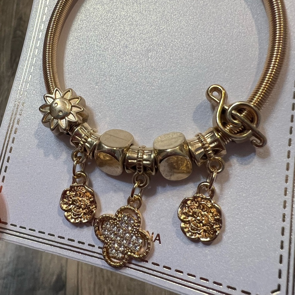 Gold Clover Floral Charm Bracelet NWT Unlimited Beauty Care Accessories Chunky - Picture 2 of 3